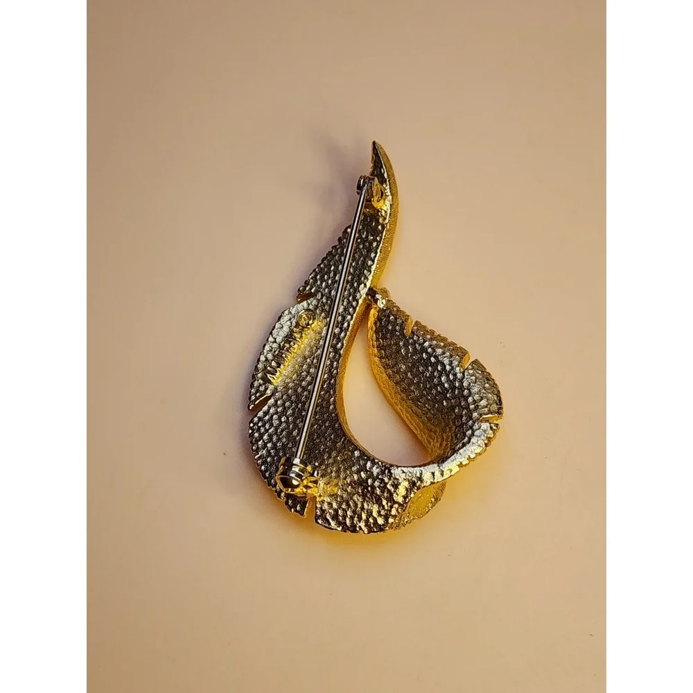 65 Yr Old Vtg SARAH COVENTRY Brooch Pin Brushed‎ Gold Tone Feather Leaf Textured